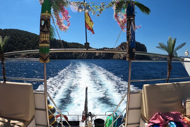 3-Hour Northwest Coast Excursion: Aquarium and Islas Margaritas - Food, drinks, and the onboard atmosphere