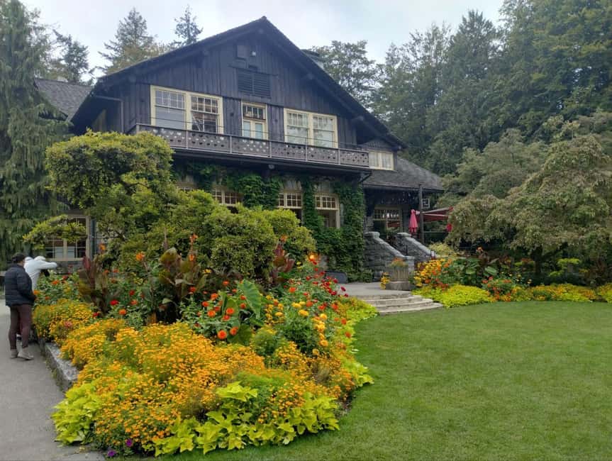 Aquarium & StanleyPark+20 Gem Spots+City/Vip Car+Small Group - Start with Vancouver Aquarium and its 80 minutes of marine life