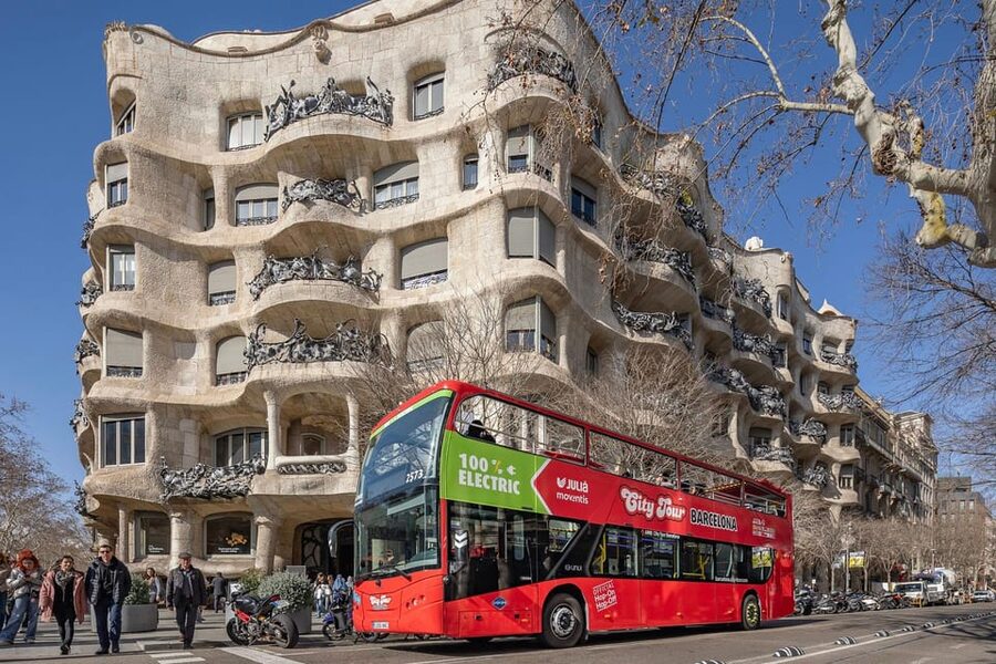 Barcelona: Hop-On Hop-Off Bus & Aquarium Tour - Should you book the Barcelona bus and Aquarium package?