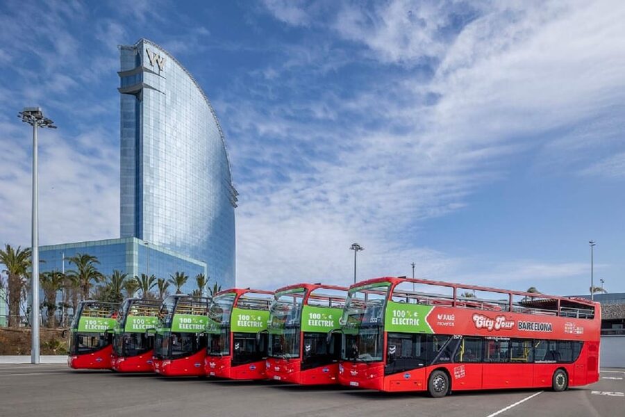Barcelona: Hop-On Hop-Off Bus & Aquarium Tour - Audio commentary and comfort on board