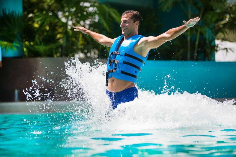 Cancun: Interactive Aquarium - Swim with dolphins Premium - The 15-minute briefing comes first