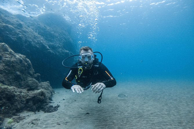 Discover the underwater world of Lanzarote - Entering from the beach in a sheltered bay