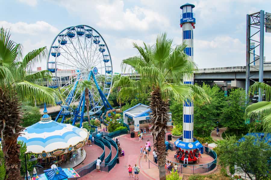 Houston: Downtown Aquarium All Day Pass - An aquarium visit with a carnival-style bonus