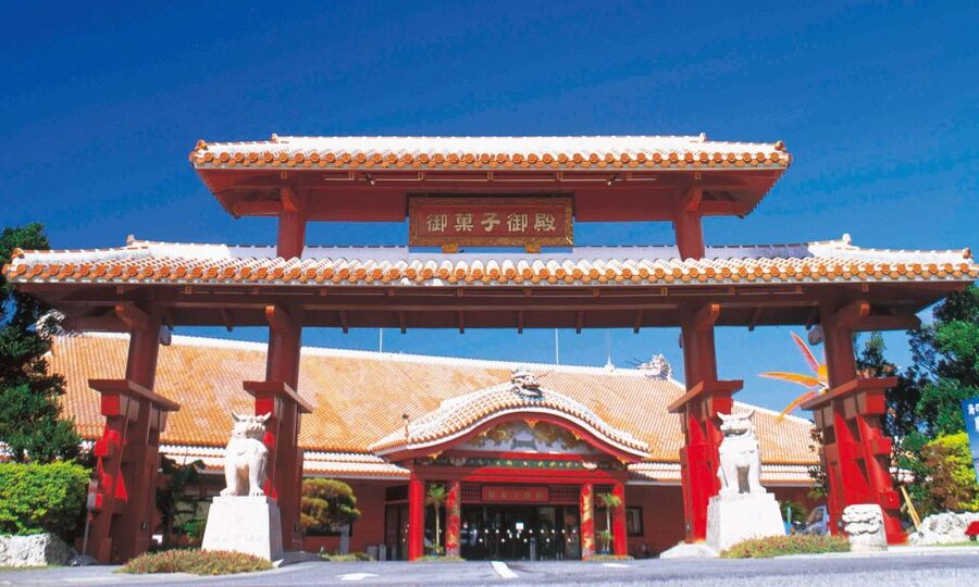 Naha: North Okinawa Sightseeing Tour & Churaumi Aquarium - Okashigoten offers a quick taste of Okinawan sweets
