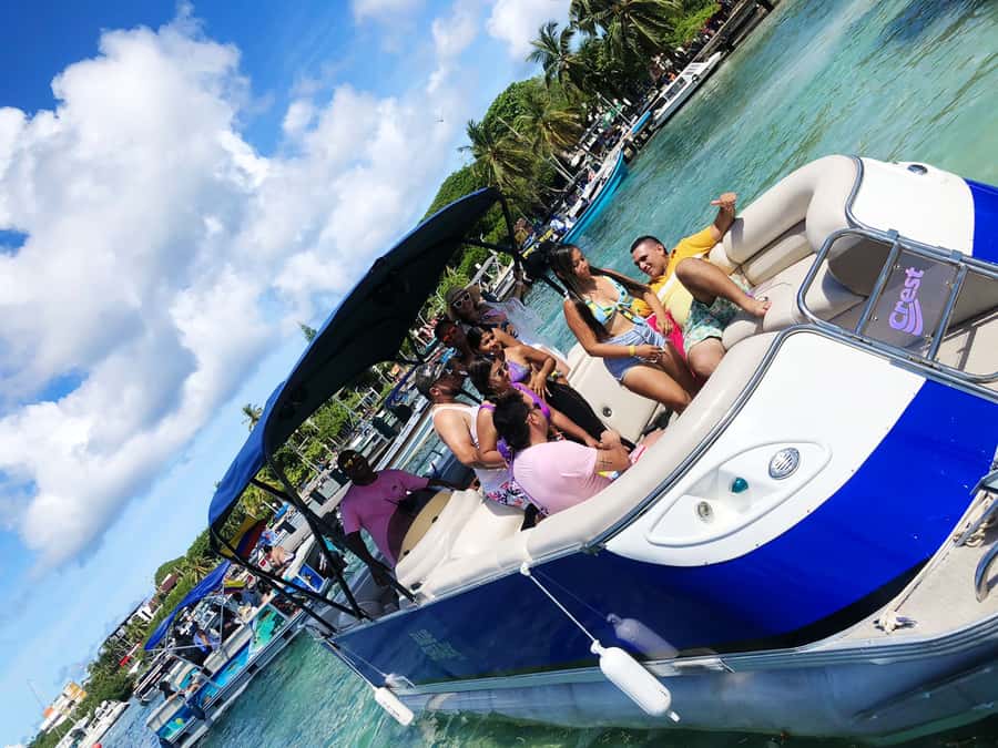 San Andres: Private Boat Trip with Aquarium and Beach Stops - White Watta and the floating bars