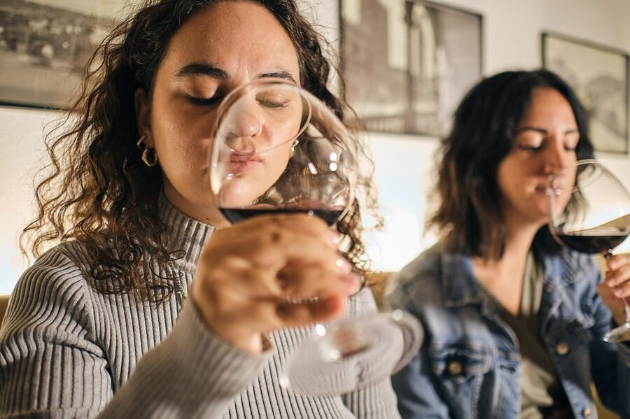 Wine Tasting near the Aquarium of Genoa - Enoteca Grecale in Piazza Chigizola