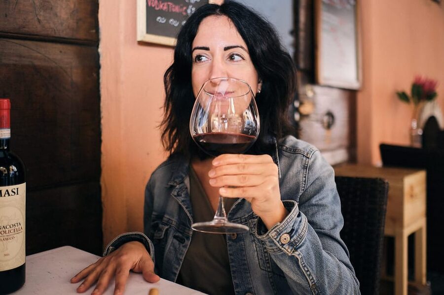 Wine Tasting near the Aquarium of Genoa - A live guide makes the hour worthwhile